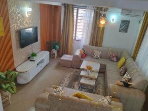 ディアニ・ビーチにあるPalm Beach Apartmentsのソファとテレビのあるリビングルーム