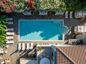 Bazén v ubytování La Signora Hotel nebo v jeho okolí