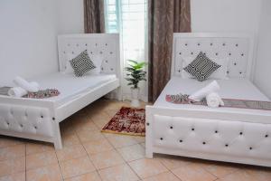 ディアニ・ビーチにあるPalm Beach Apartmentsの白いベッド2台(枕付)が備わる客室です。 +14枚の写真