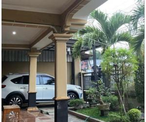 een witte auto geparkeerd voor een huis bij Relaxing and Serene Guest Room in Cancino