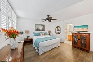 a bedroom with a bed and a ceiling fan at Milowai 302 · MIL 302 Oceanfront 2BD w Ocean Views Whale Watch in Wailuku