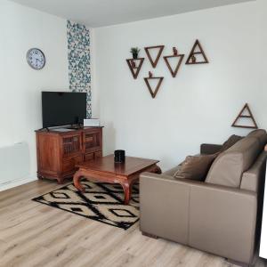 TV a/nebo společenská místnost v ubytování Maison indépendante avec piscine et jardin à Mérignac, à 15 min du centre de Bordeaux