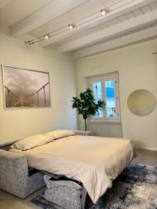 una camera da letto con un letto grande in una stanza di Nido di Rossini a Pesaro