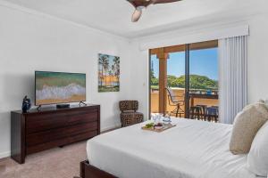 een slaapkamer met een bed, een televisie en een balkon bij Kapalua Golf Villas 15T5 · KGV 15T5 Villa w Panoramic Golf Cours in Kahana +51 foto's