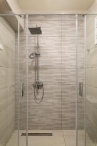 アギア・マリーナ・ネア・キドニアスにあるHotel Haris on the beachの浴室のガラス扉付きシャワー