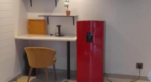 RandfonteinにあるGuesthouse in Randfonteinの赤い冷蔵庫(テーブルと椅子の横)