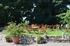 - un ensemble de tables et de chaises dans un jardin dans l'établissement Orchard Lodge & Wolds Restaurant, à Scarborough