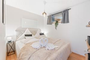 Postel nebo postele na pokoji v ubytování Tonbach 108 - Schwimmbad, Sauna, Solarium, Balkon + 38 fotografií