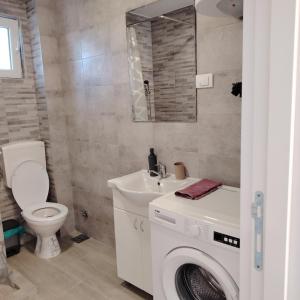 Ένα μπάνιο στο Elena Airport Apartments