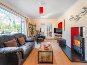 een woonkamer met een bank en een open haard bij Applepips in Stirling