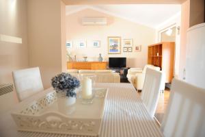 comedor y sala de estar con mesa y sillas en Apartment Zoe en Zadar