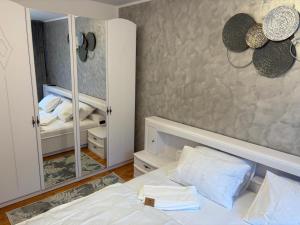 a bedroom with a bed and a large mirror at Apartament Lux 3 camere in Roman