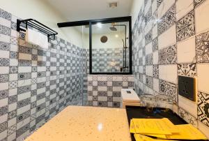 Phum Kompong SâmrongにあるPalmTown Boutique & Suitesの洗面台と鏡のあるバスルーム