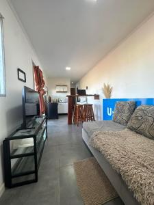 カルメロにあるAuroraのソファとテレビのあるリビングルーム