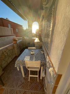 a table and chairs on a balcony with the sun setting at Casa Maria Grazia Camera vista mare in Anacapri