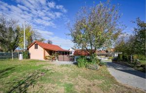 Una pequeña casa con techo rojo en un patio. en Nice Home In Kutina, en Brinjani 14 fotos más