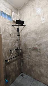 ein Bad mit einer Dusche und einem Laptop an der Wand in der Unterkunft อินทนนท์ บ้านพักเล่าจู Inthanon Laoju House in Ban Na Yang + 4 Fotos
