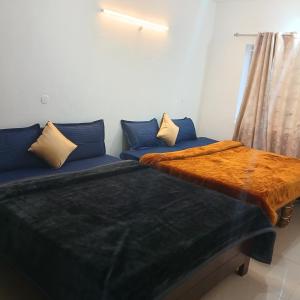 Giường trong phòng chung tại A L Residency