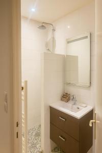 a bathroom with a sink and a mirror at Le 9 Privé Chambres Chic à Puteaux près Paris, kitchen et 2 SDB ideal couples et Professionnels en déplacement in Puteaux