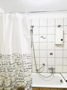 Ένα μπάνιο στο MOLA Apartments - Panoramablick, Balkon, 5 Pers, Bahnhofsnähe, Parkplatz