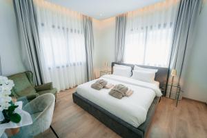 Ένα ή περισσότερα κρεβάτια σε δωμάτιο στο TG NEW Luxury Private Resort & SPA Villas - Heated Salty Swimming Pool, Outdoor Jacuzzi, Sauna, Exotic Garden