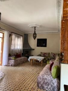 ein Wohnzimmer mit Sofa und Tisch in der Unterkunft Villa d'Exception à Ourika Nichée au Cœur des Montagnes in Aghbalou
