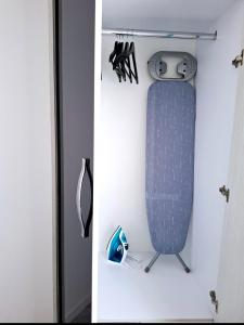zwei Bilder eines Zimmers mit einem Skateboard im Schrank in der Unterkunft Central 3 Rooms Retreat - Rădăuți in Rădăuţi