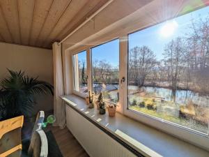 Udsigt til en flod der løber i nærheden af lejligheden