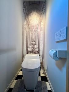 een badkamer met een toilet op de gang bij The Lobs 2, Rusutsu, Yotei view, 8 mins to Rusutsu in Kimobetsu +43 foto's