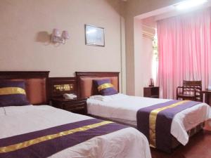 A bed or beds in a room at Taizhou Taishan Business Hotel