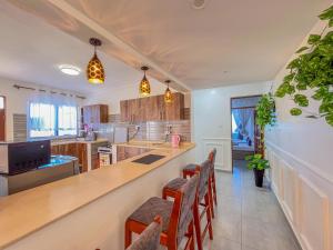 Η κουζίνα ή μικρή κουζίνα στο Jahari Luxury Apartments