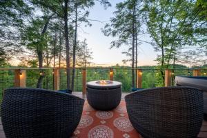 Balkón nebo terasa v ubytování Private Lux Getaway Hot-Tub Net Loft - Birdhouse