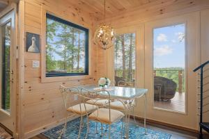 Fotografie z fotogalerie ubytování Private Lux Getaway Hot-Tub Net Loft - Birdhouse v destinaci Campton + 24 fotografií