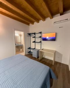 Una cama o camas en una habitación de B&B Battista 14 fotos más