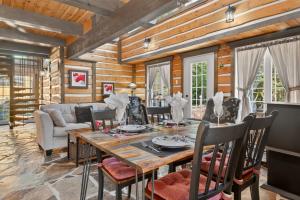 une salle à manger avec une table et des chaises en bois dans l'établissement Domaine Rivière Sacacomie - Chalet Le Cardinal, à Saint-Alexis-des-Monts