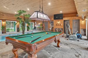 une salle de billard avec un billard dans une maison dans l'établissement Domaine Rivière Sacacomie - Chalet Le Cardinal, à Saint-Alexis-des-Monts