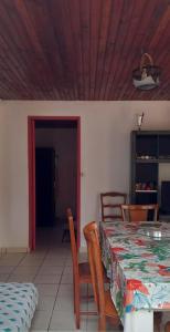 jadalnia ze stołem i krzesłami oraz pokój w obiekcie Maison exurville w mieście Le Robert