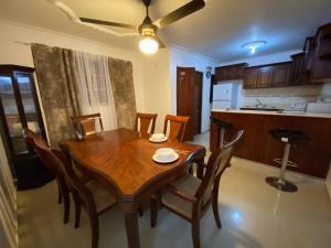 サントドミンゴにある1DR Charming 3-Bedroom Retreat Santo Domingoのダイニングルーム(テーブル、椅子付) +13枚の写真