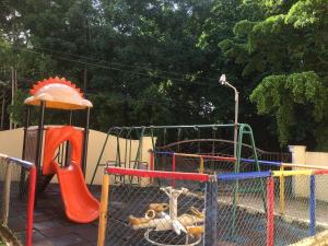 サントドミンゴにある1DR Charming 3-Bedroom Retreat Santo Domingoの滑り台付き遊び場