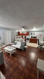 Kuchyň nebo kuchyňský kout v ubytování Cozy and Spacious Private Basement