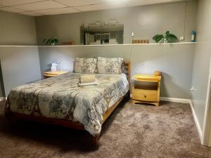 Postel nebo postele na pokoji v ubytování Cozy and Spacious Private Basement