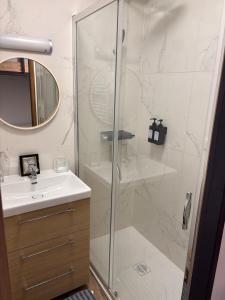 a bathroom with a shower and a sink at Studio à Vallouise-Pelvoux - Puy Saint Vincent, nature, rando et ski in Vallouise +15 photos
