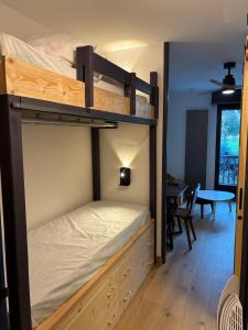 a bunk bed in a room with a table at Studio à Vallouise-Pelvoux - Puy Saint Vincent, nature, rando et ski in Vallouise