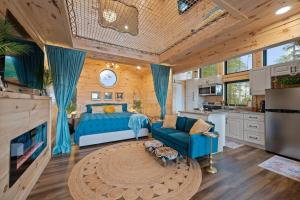 Kuchyň nebo kuchyňský kout v ubytování Private Lux Getaway Hot-Tub Net Loft - Birdhouse