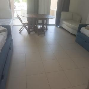 Posezení v ubytování Family WeekEnds Getaways at Samarah Resort Studio + 19 fotografií