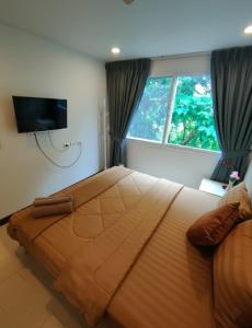 Μια τηλεόραση ή/και κέντρο ψυχαγωγίας στο Relaxing Apartment in Karon