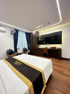En eller flere senge i et værelse på THANH LAM Hotel - KĐT Xala- Hà Đông + 17 billeder