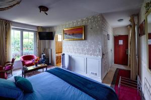 Brissac-QuincéにあるHôtel Le Castelのベッドルーム1室(青いベッド1台付)