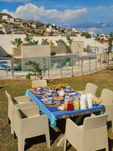 Cảnh núi rừng hoặc tầm nhìn ra núi từ căn hộ