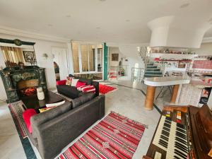 a living room with a couch and a piano at Le Chalet di Tabarka in Tabarka